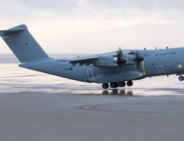 Βίντεο: Μεταφορικό αεροσκάφος A-400M της RAF προσγειώνεται σε… παραλία